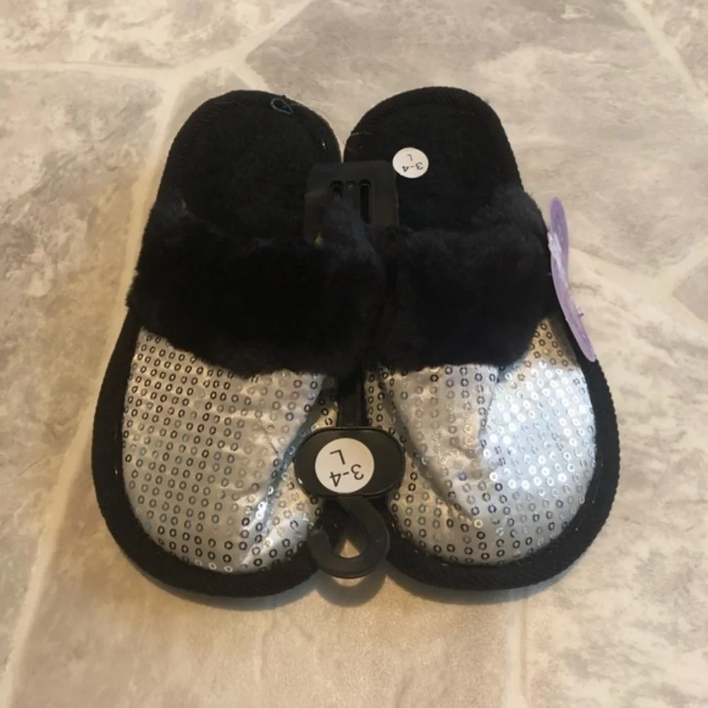 NWT silver sparkly sequins furry girls comfy slippers Size 3.5